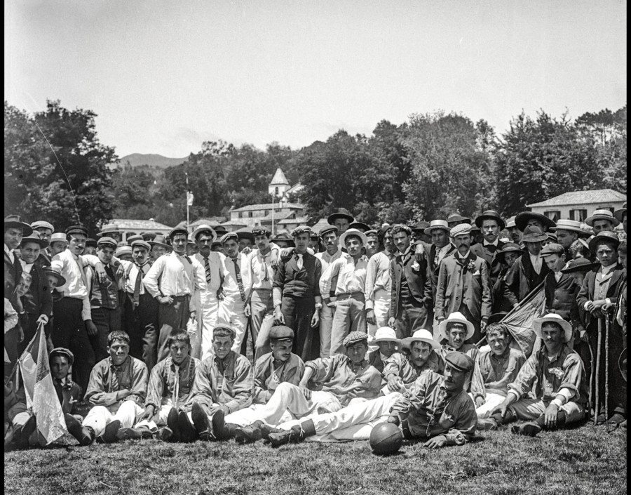 Retrato de um grupo de homens e jovens jogadores no Largo da Achada, Camacha