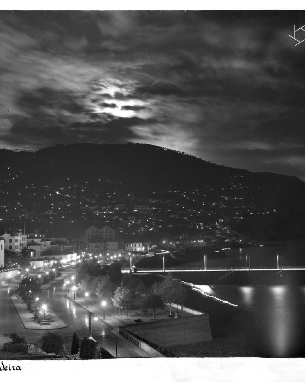 Vista noturna da cidade e baía do Funchal 