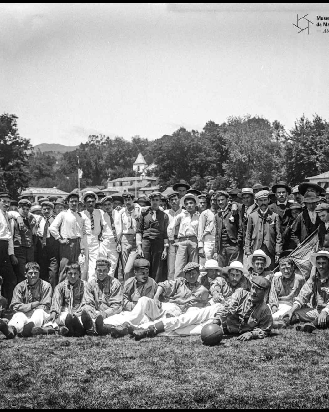 Retrato de um grupo de homens e jovens jogadores no Largo da Achada, Camacha