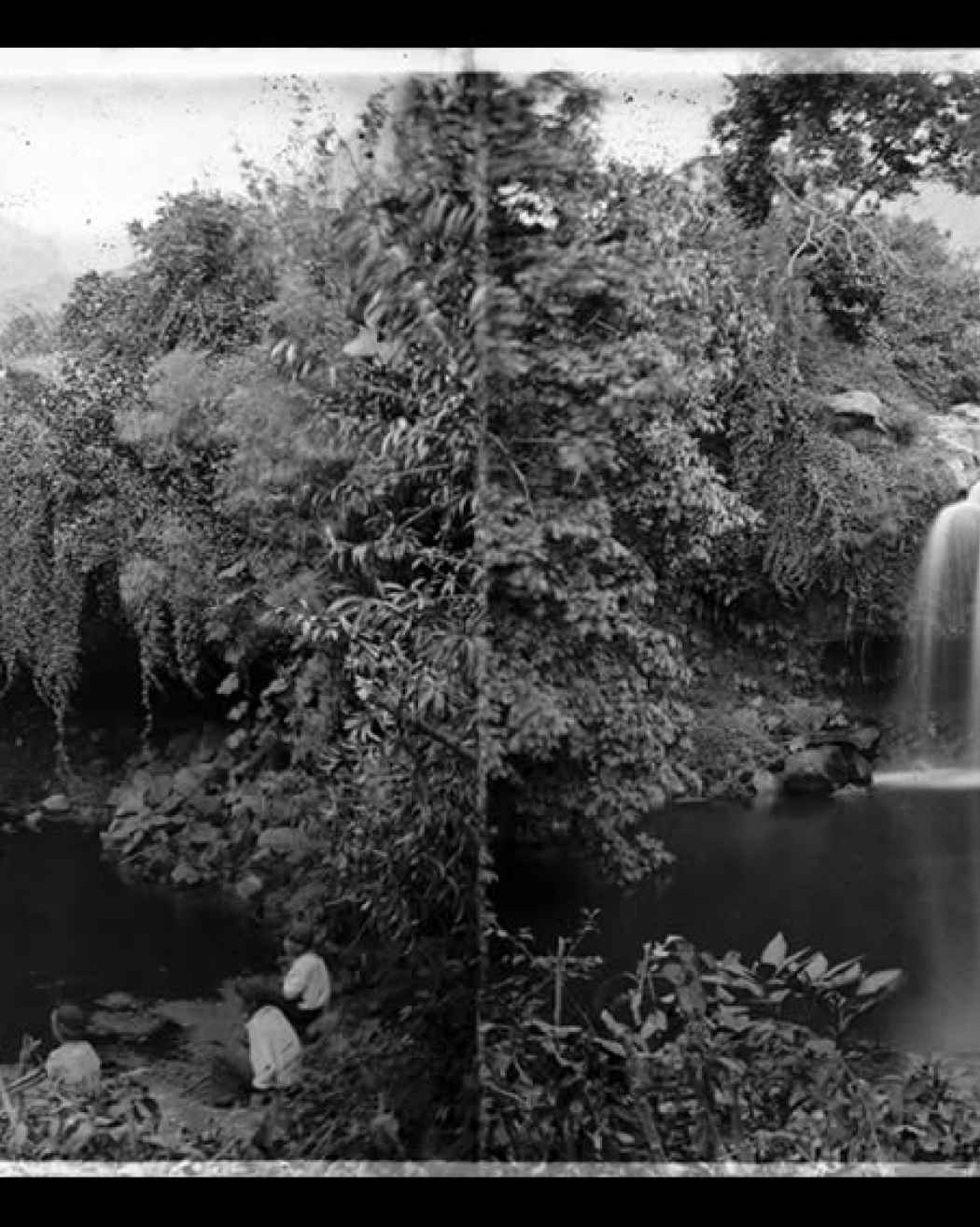 Cascata e lagoa natural na ribeira de São Vicente