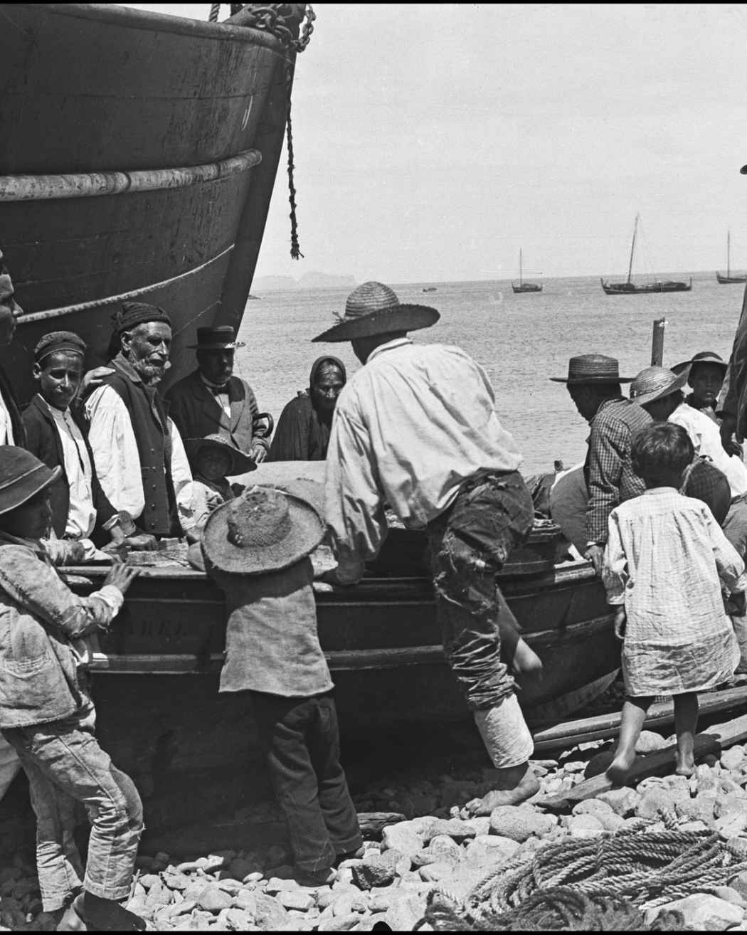 Grupo de pessoas junto a um barco | Anterior a 1905