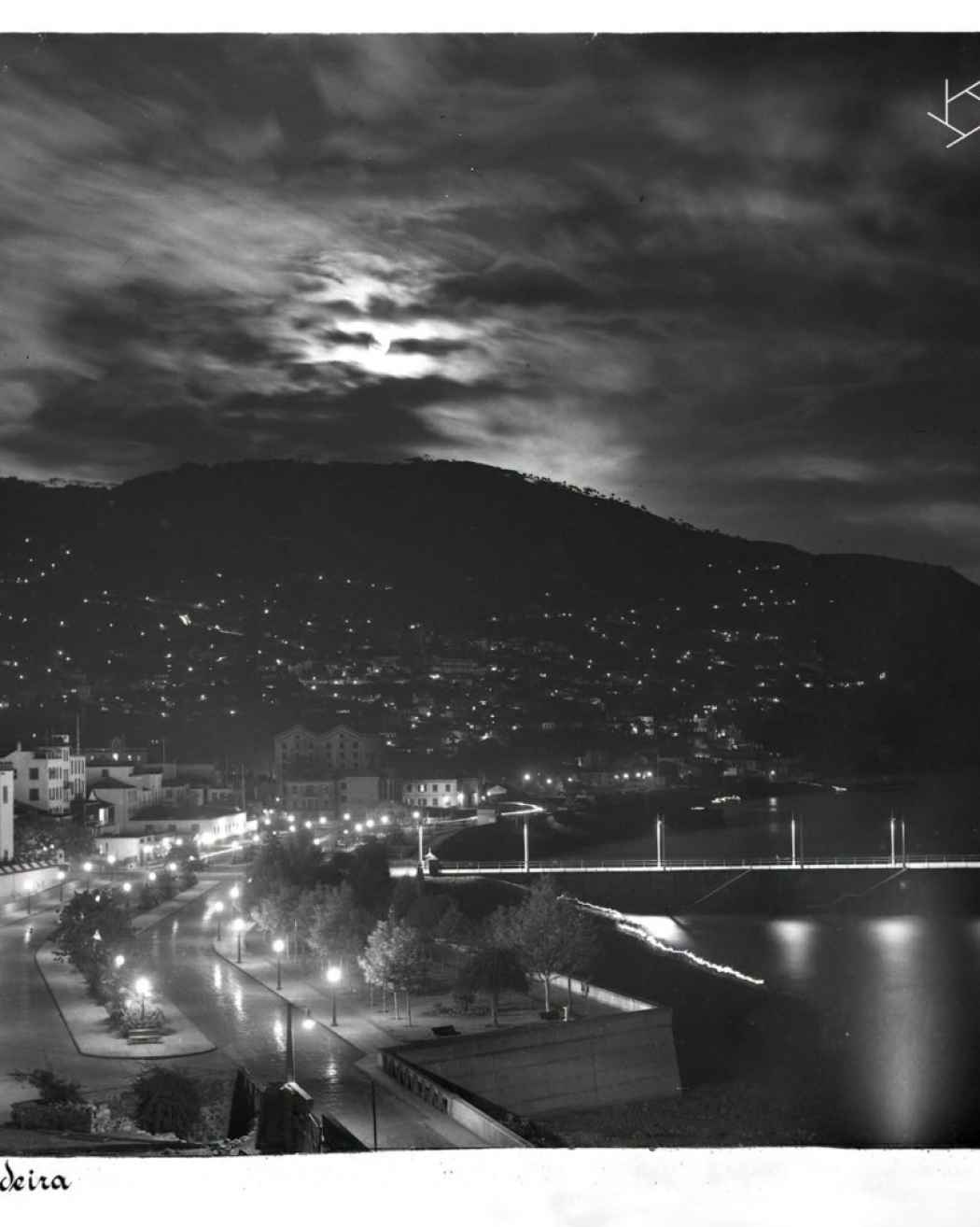 Vista noturna da cidade e baía do Funchal 