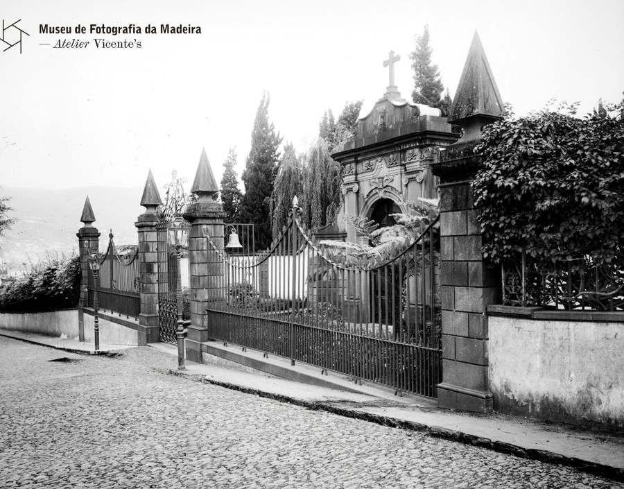 Portão de entrada do cemitério de Nossa Senhora das Angústias