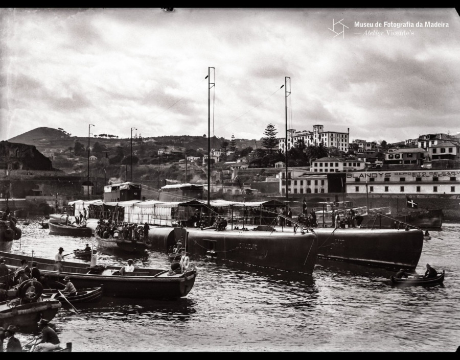 Submarinos italianos D. Millelire e E. Toti no porto do Funchal | 1930