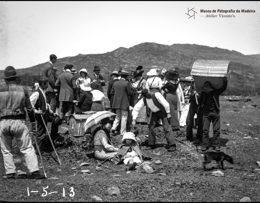 Grupo de pessoas num piquenique  | 1913-05-01