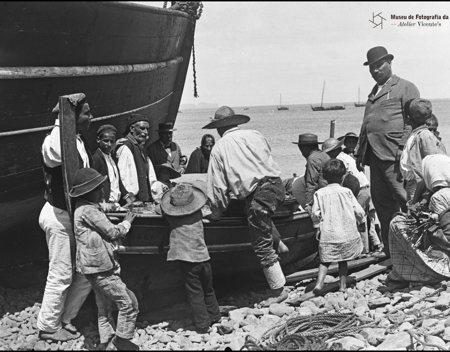 Grupo de pessoas junto a um barco | Anterior a 1905