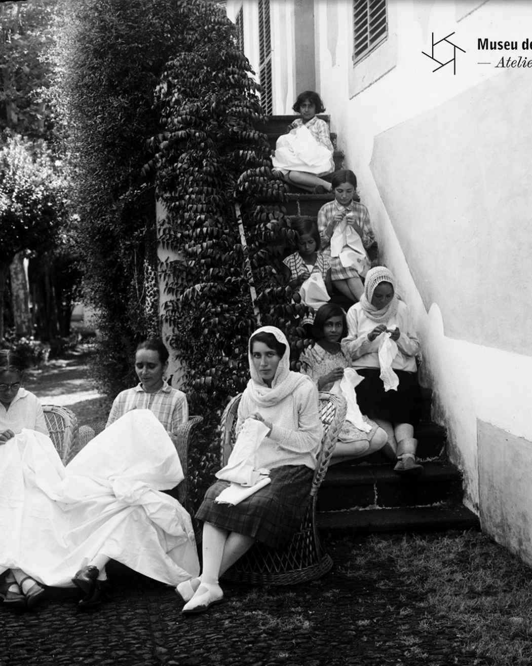 Grupo de mulheres e crianças a bordar